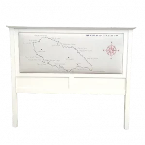 tête de lit en bois blanc capitonnée. La carte de l'île d'Yeu avec le nom des plages a été dessiné sur le tissu.