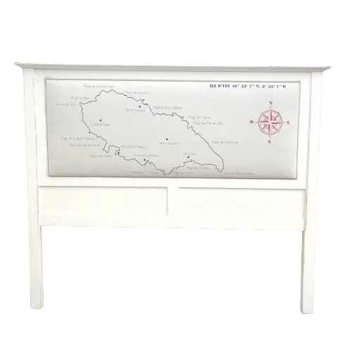 tête de lit en bois blanc capitonnée. La carte de l'île d'Yeu avec le nom des plages a été dessiné sur le tissu.
