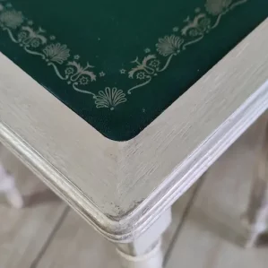 Détail du plateau restauré d'une petite table gigogne. On voit bien la restauration avec la peinture de couleur beige patiné.