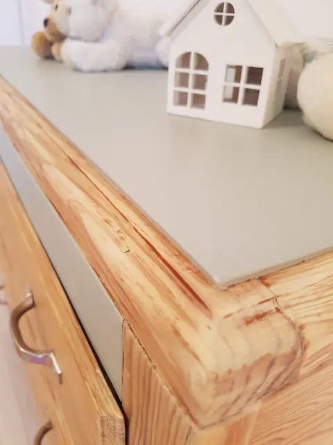 commode 3 tiroirs en pin peinte partiellement en vert sauge .