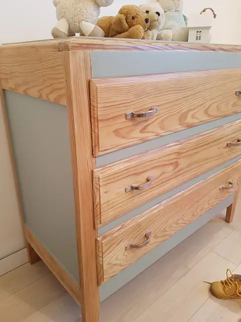 commode 3 tiroirs en pin peinte partiellement en vert sauge .