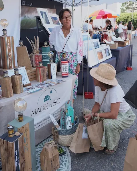 exposition été 2024 de Sophie Denis, créatrice, au marché de Saint Sauveur à l'île d'Yeu. Echange avec une cliente intéressée par mes créations artisanales.