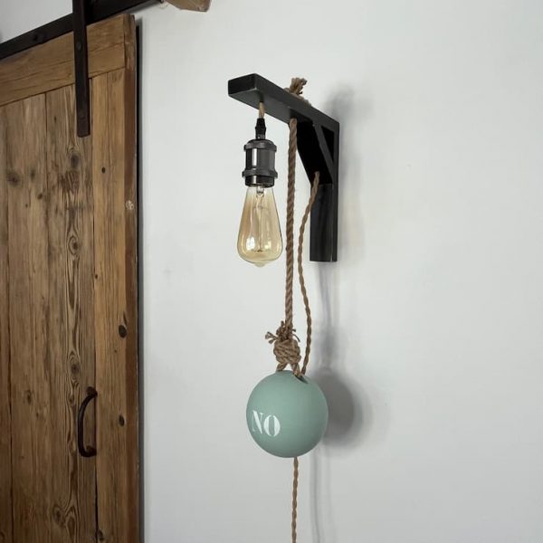 applique murale lumineuse accrochée sur mur blanc. Flotteur boule bleu ciel inscrit NO
