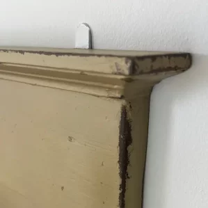 porte manteau ancien rénové couleur kaki avec 4 patères anciennes en porcelaine