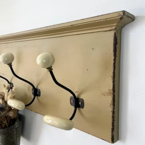 porte manteau ancien rénové couleur kaki avec 4 patères anciennes en porcelaine