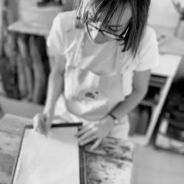 portrait en noir et blanc de sophie denis à dessiner dans son atelier