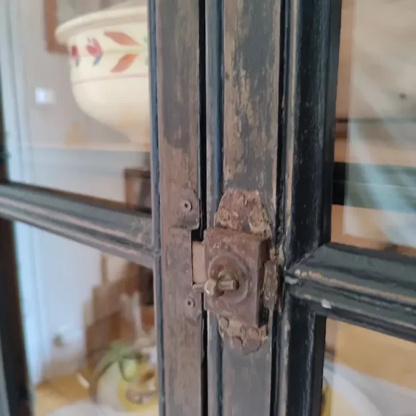 gros plan sur le verrou en métal rouillé d'un meuble vitrine noir