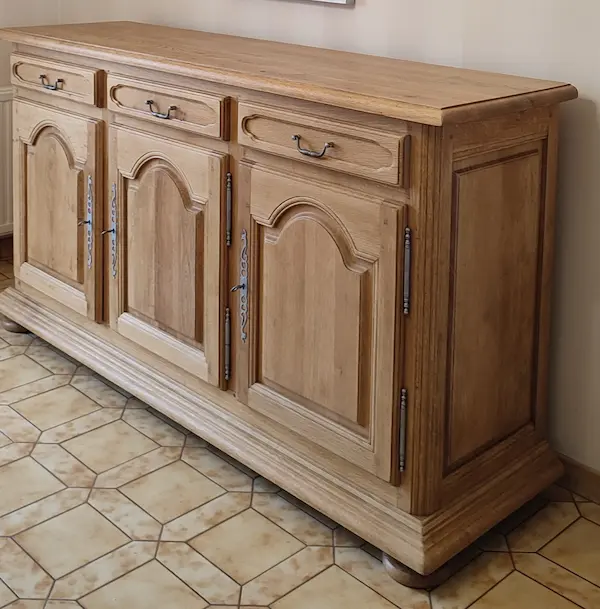 buffet bas 3 portes en chêne massif restauré. Décapé pour laisser apparaitre le bois naurel. Présenté dans pièce avec carrelage des années 80