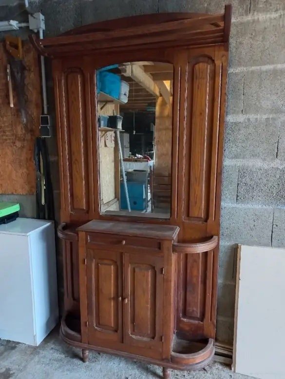 vestiaire mural en chêne massif vernis marron foncé.