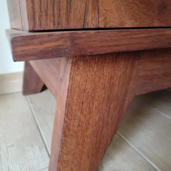 buffet René Gabriel restauré. Gros plan d'un pied