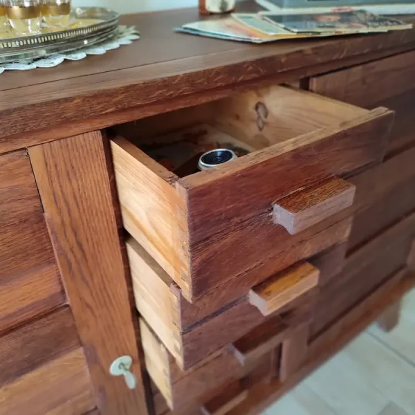 Buffet René gabriel restauré. Détail des tiroirs