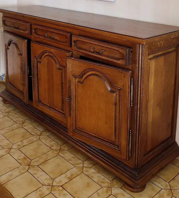 buffet bas 3 portes en chêne massif. Bois verni en marron foncé. Présenté dans pièce avec carrelage des années 80