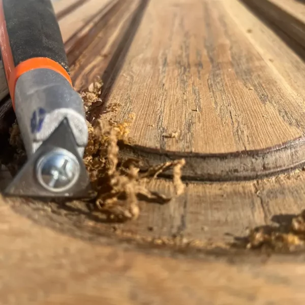 gros plan sur l'outil manuel qui permet de décaper un meuble