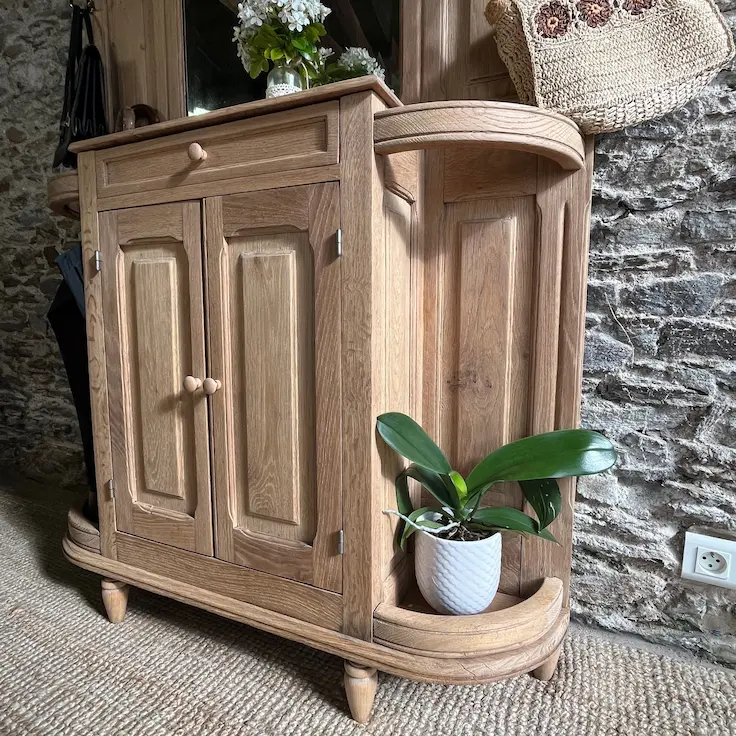 Vestiaire ancien en chêne rénové. Gros plan sur le meuble de rangement aérogommé