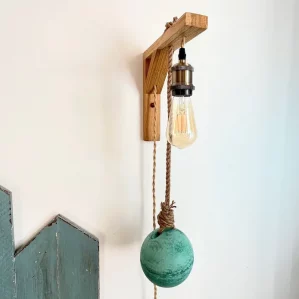 MENTHE SAUVAGE : Applique murale en matériaux recyclés – bois brut / 1 flotteur / vert