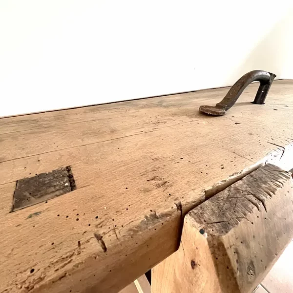 gros plan du plateau d'un établi ancien en chêne massif.