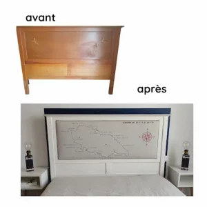 tête de lit en bois ancienne restaurée. Bois peint en blanc et capitonnage avec un tissu épais en lin naturel sur lequel est imprimé a carte de l'île d'Yeu avec le nom des plages a été dessiné sur le tissu. On voit une rose des vents en rouge