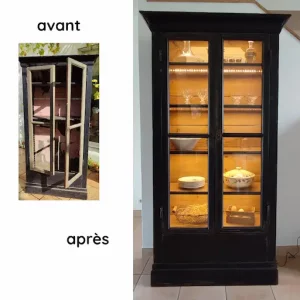 vitrine 2 portes noire avec bandeau led fixé sur les étagères. Avant et après restauration