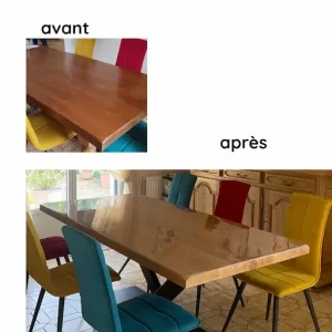 table en chêne massif restaurée. Chaises en velours colorées autour de la table. Avant et après restauration