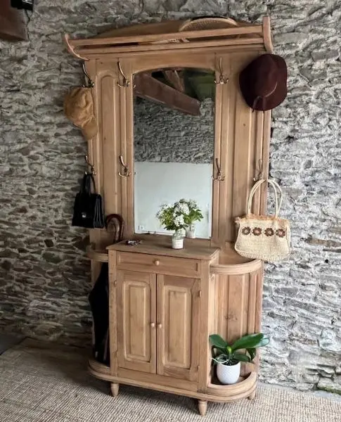 Vestiaire ancien en chêne rénové. Il fait porte manteau, porte parapluie, meuble, miroir. Idéal pour mettre chapeaux et manteaux. Photo prise dans une grange en pierre apparentes.