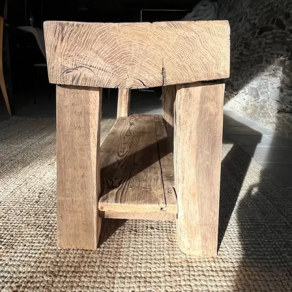 vue de côté d'un établi ancien en bois massif entièrement restauré.