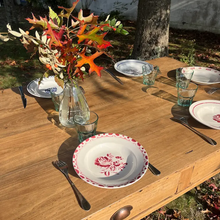 table de ferme présentée avec de la vaiselle ancienne