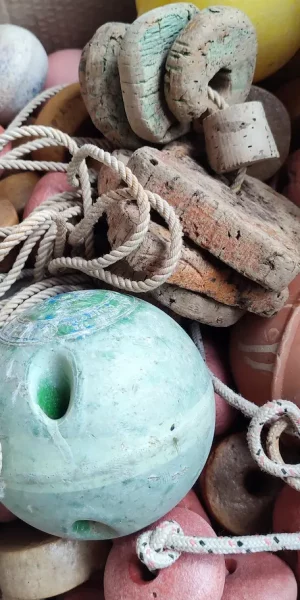 tas de flotteurs de pêche de taille différente et usagés avec corde