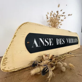 pancarte en bois jaune paille et noire. Inscriptions Anse des Vieilles