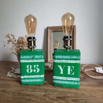 lampes artisanales en bois peint en vert vif et blanc. Inscrition se référant à l'île d'Yeu et la Vendée : YE 85